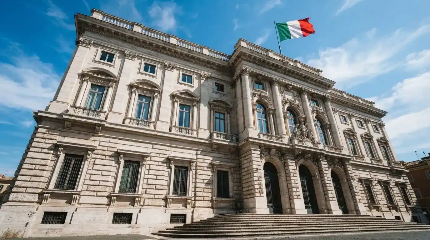 Un edificio governativo italiano con bandiera al vento fotografato dal basso in una giornata di sole.